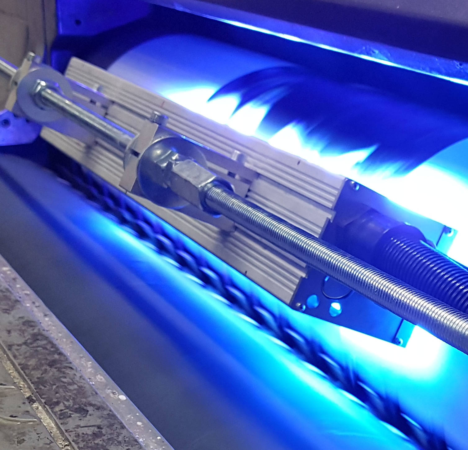 On the photo comparison between traditional print on the left and print leduv on the right